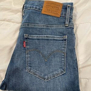 Levi’s high waisted 724 denim in size 28